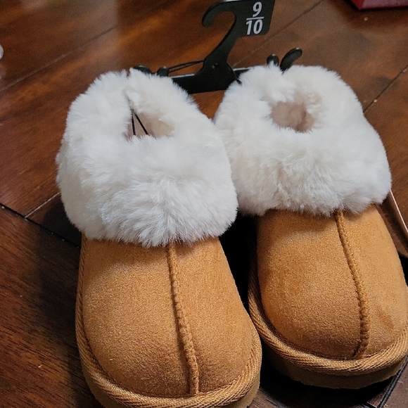 Wonder Nation Other - Wonder Nation Tan Slippers with White Fur